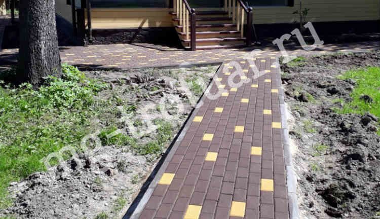 Готовая укладка тротуарной плитки брусчатки коричневого и желтого цвета